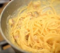 La unión de todos los ingredientes es el momento clave para conseguir unos espaguetis carbonara nata bien cremosos