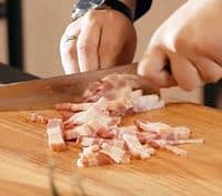 Independientemente de la carne que hayamos elegido para nuestra receta, hemos de cortarla en taquitos
