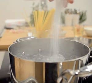 Ponemos a cocer los la pasta para hacer Spaghetti a la carbonara con nata