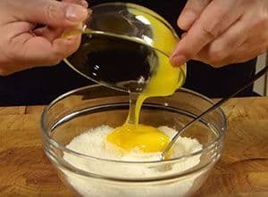 Preparamos la crema de queso y huevo para los espaguetis a la carbonara sin nata