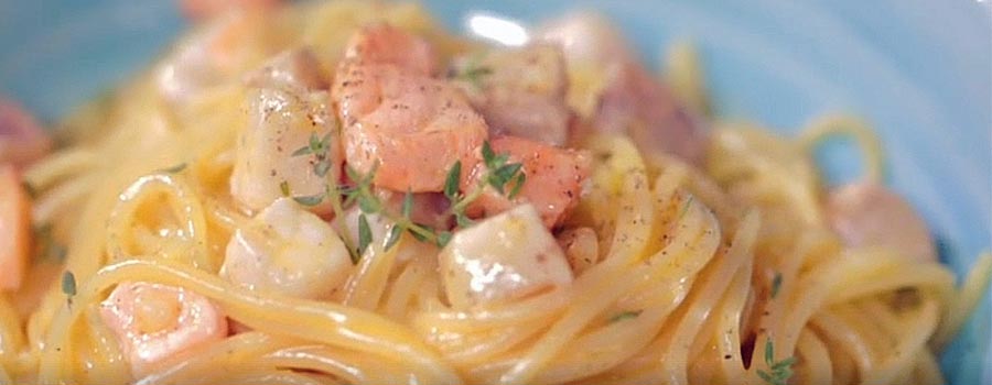 Hoy preparamos una deliciosa receta de espaguetis carbonara en su versión marinera